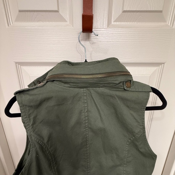 41 Hawthorn Vest Jacket in green with hood - Picture 7 of 9